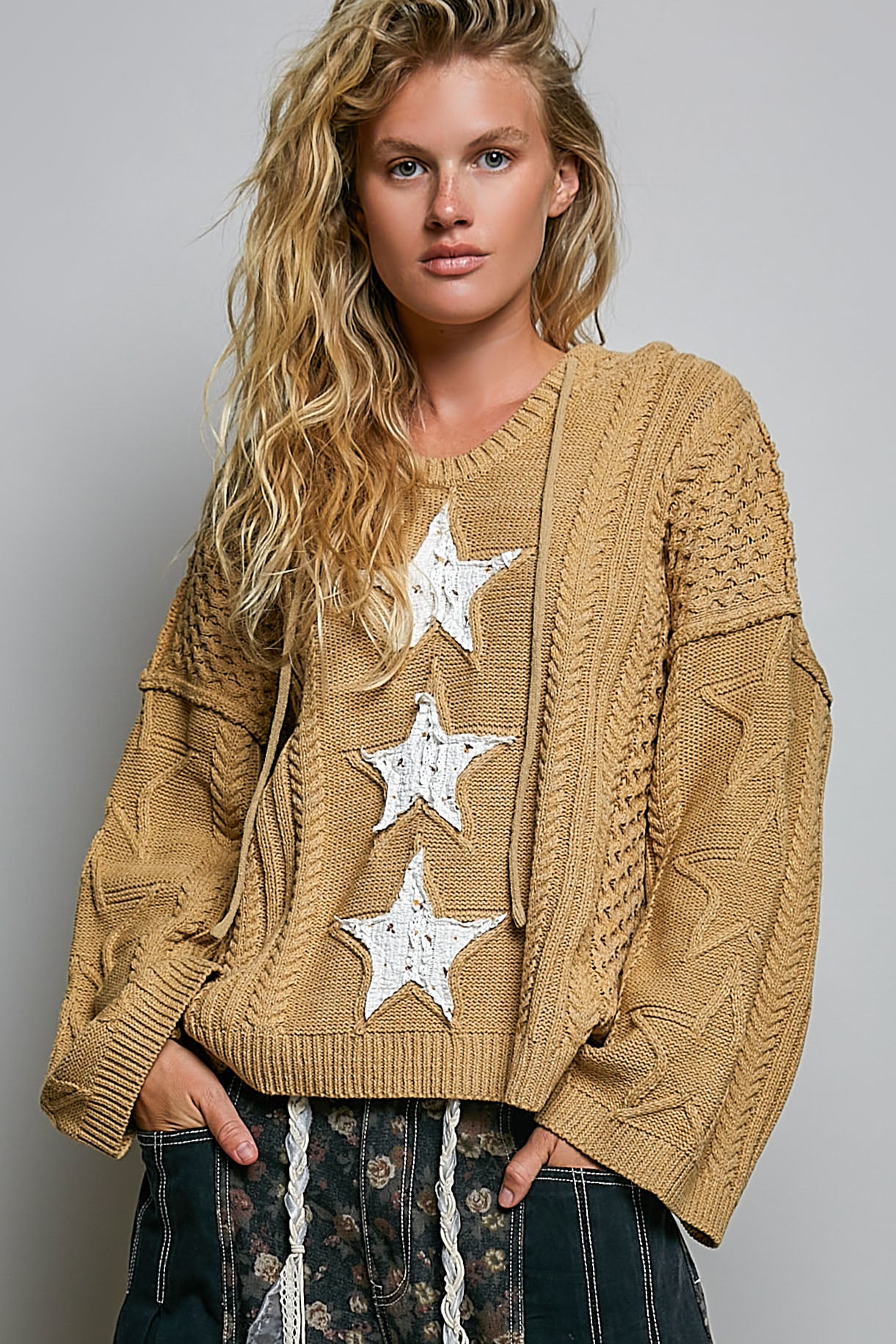 V-Neck L/S Hooded Sweater with Star