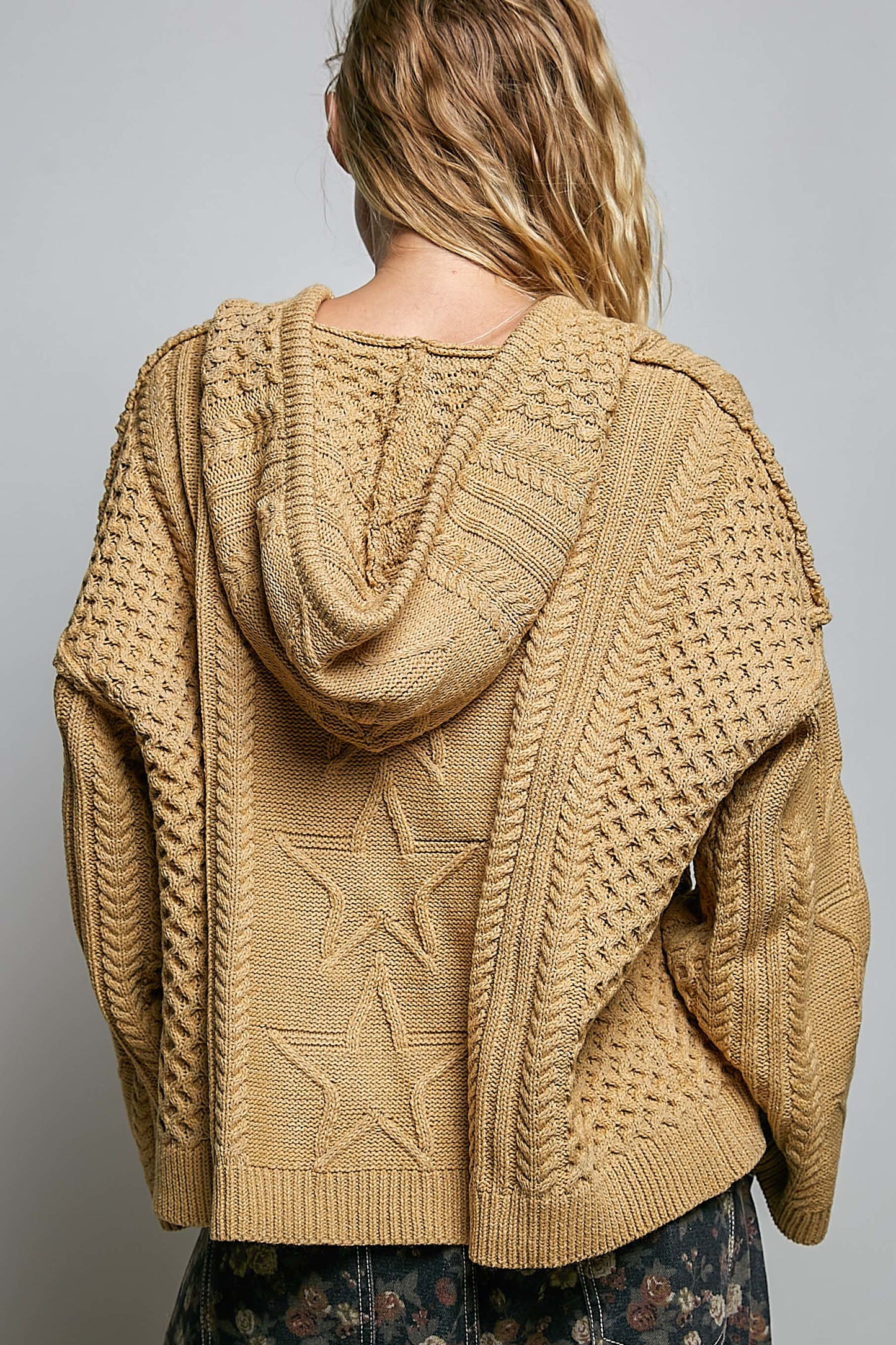 V-Neck L/S Hooded Sweater with Star